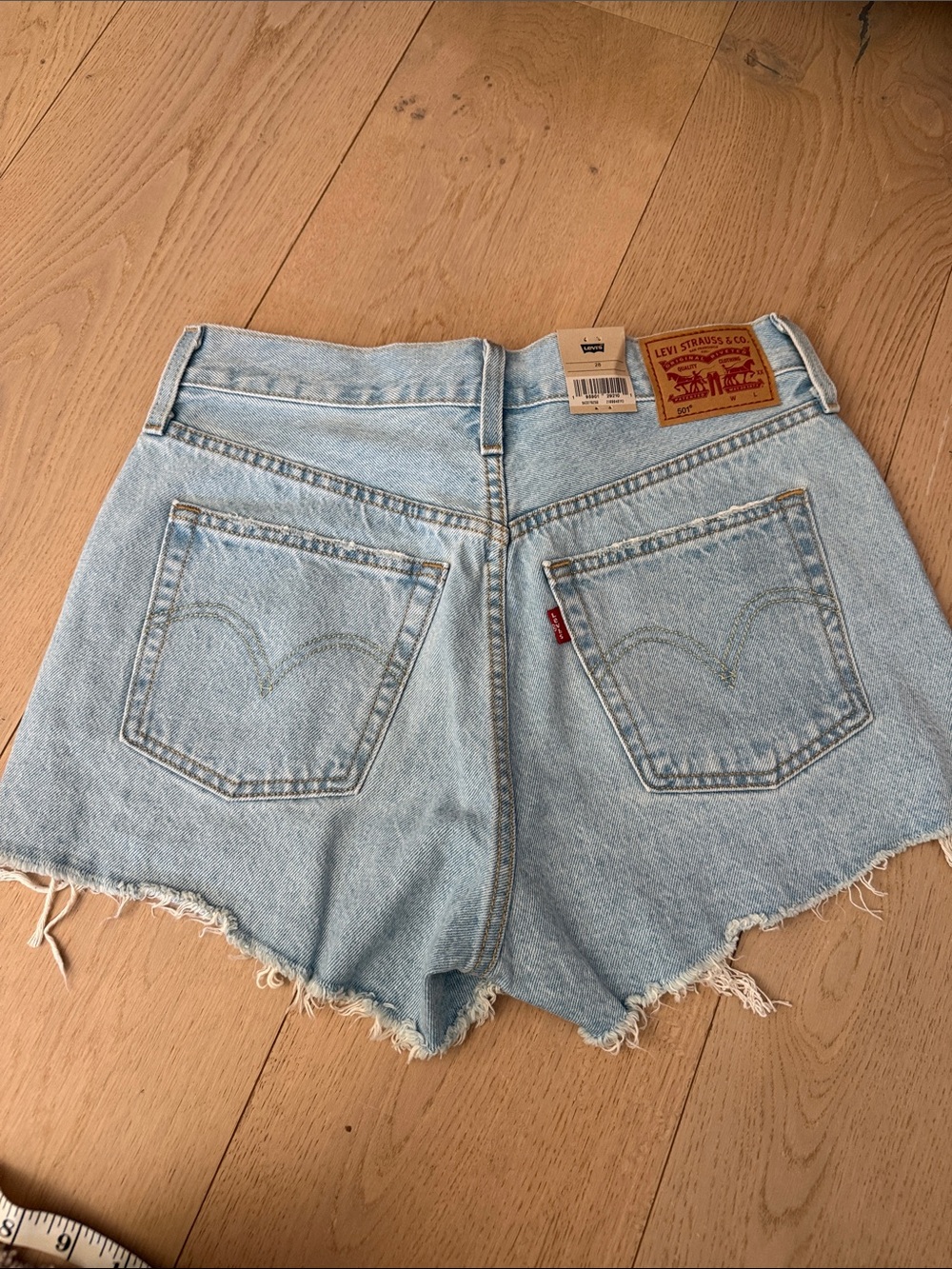 Levi's NEW Light tBlue Distressed High-Rise Denim Shorts size 28 - Picture 2 of 9